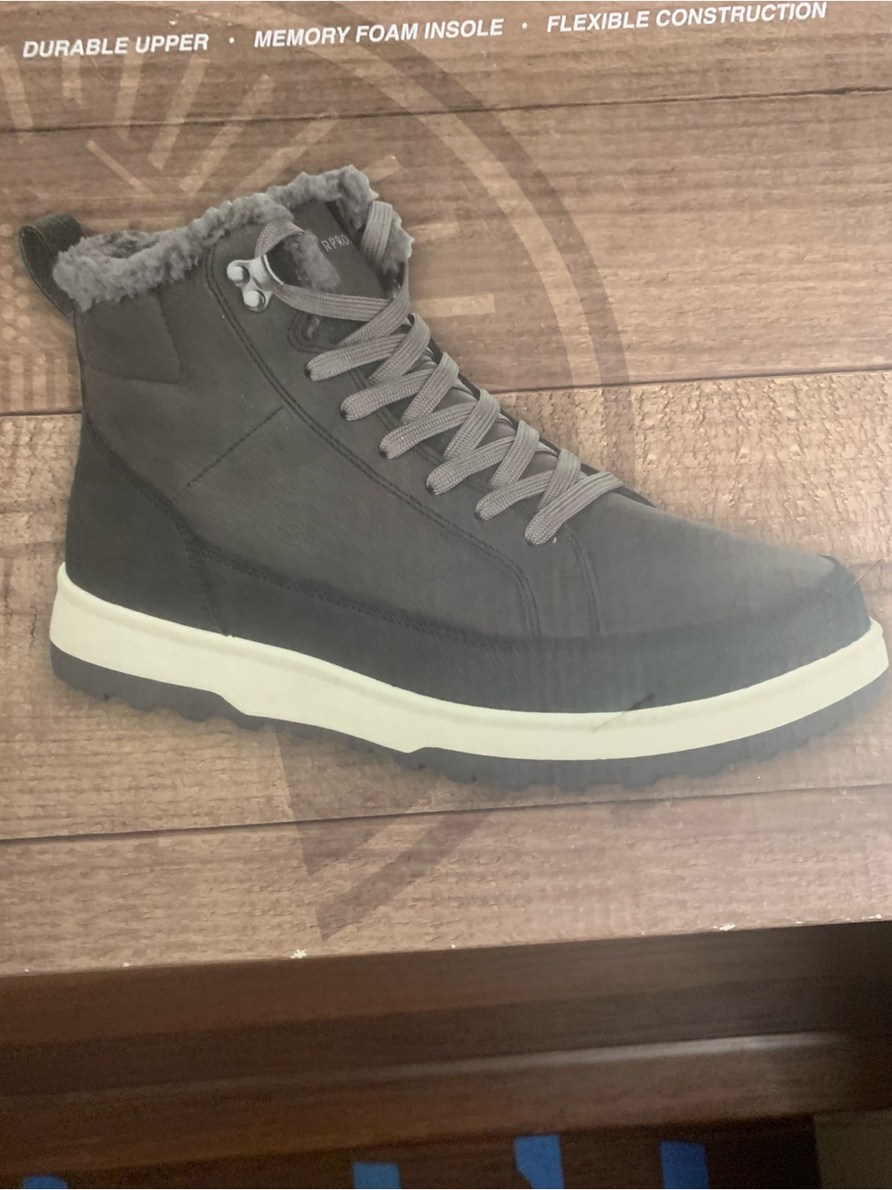 New Weatherproof Men's Gray Faux-Fur Collar Lace-Up Winter Boots. Size 9